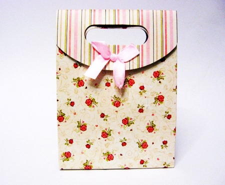 Geschenktasche aus Pappe mit Klettverschluss, Beige mit Blumen Muster